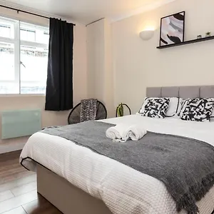  Apartment Cosy 30 Seconds To Aldgate East Station